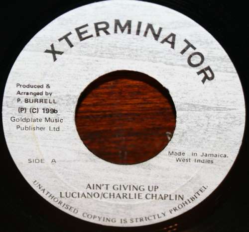 Cover Luciano (2) / Charlie Chaplin (2) - Ain't Giving Up (7) Schallplatten Ankauf